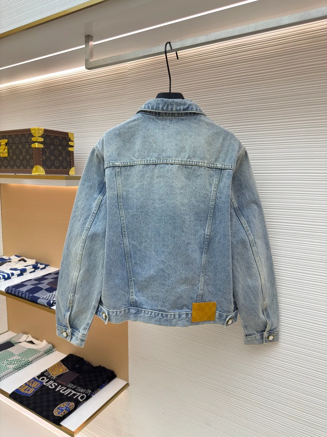 LOUIS VUITTON patch letter denim jacket ●Authentic product: purchased and developed for 16700 ●Item number: 1680028-B35 ●Fabric: denim fabric ●Technology: washed production ●Version: fitted version ●Weight: about 1050 grams ●Size: 46-48-50-52 ●Description: Letters gold gold thread embroidered denim Brand presbyopia logo iconic pattern It has a strong street American style and is very chic. The whole piece is still the same loose version as always, which hides the flesh. The regular denim lapel design gives people a smart and generous look. Customized logo buttons and leather labels come with a full set of accessories. It is cool, stylish and fairy-like. It is also an absolute C-position piece and is highly recommended!  Very heavy work, exquisite details, special washing process, multiple washings can show the same perfect washing color effect as the original. The overall wiring is straight and delicate, the fabric is comfortable and soft, and the color is consistent without color difference. It can be matched with the same style to create a fashionable look and control various occasions. Customized accessories, complete with three standards, same style for men and women!